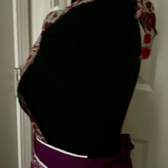 Full apron pockets ties. Spring colors. - Picture 10 of 11